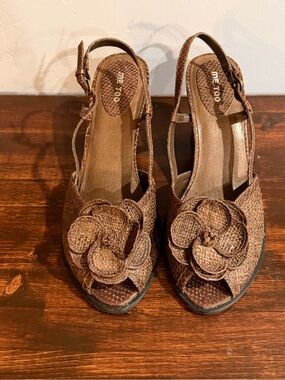 EUC Me Too Brown Floral Slingback Wedge Sandals